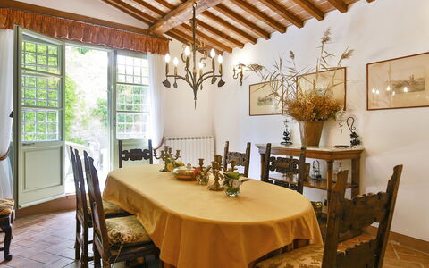 Villa Lorian: Salle À Manger, Pièce, Propriété, Plafond, Design Intérieur, Meubles, Bâtiment, Table, Immobilier, Maison