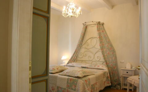 Casina Paradiso: Lit, Chambre, Pièce, Meubles, Lit À Baldaquin, Propriété, Luminaire, Design Intérieur, Cadre De Lit, Éclairage