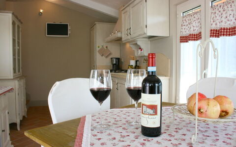 Casina Paradiso: Pièce, Propriété, Bouteille De Vin, Boisson, Du Vin, Liqueur, Vin Rouge, Bouteille, Design Intérieur, Maison