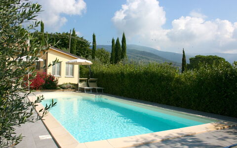Casina Paradiso: L'Eau, Nuage, Ciel, Plante, Propriété, Bâtiment, Piscine, Bleu Azur, Herbe, Arbre