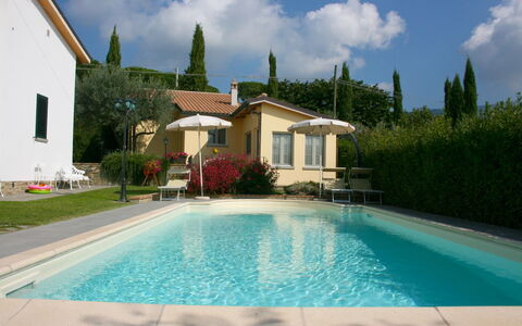 Casina Paradiso: L'Eau, Ciel, Nuage, Plante, Bâtiment, Propriété, Fenêtre, Piscine, Bleu Azur, Arbre