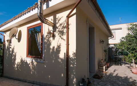 Vista Mare Noto: Propriété, Maison, Bâtiment, Façade, Immobilier, Mur, Architecture, Ville, Domicile, Zone Résidentielle