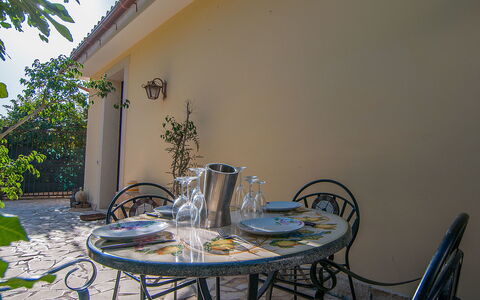 Vista Mare Noto: Propriété, Pièce, Maison, Table, Immobilier, Domicile, Meubles, Arbre, Bâtiment, Architecture
