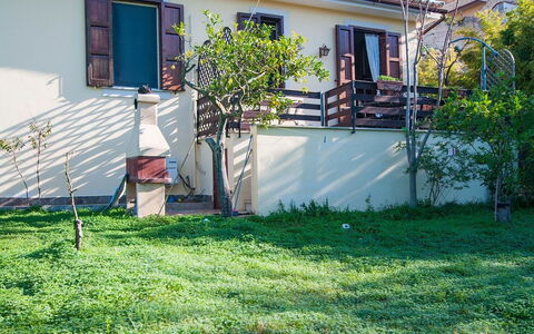 Vista Mare Noto: Cour, Propriété, Arrière-Cour, Maison, Herbe, Domicile, Pelouse, Immobilier, Zone Résidentielle, Jardin