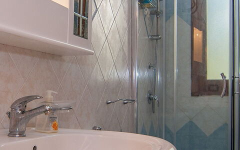 Vista Mare Noto: Salle De Bains, Propriété, Pièce, Luminaire Plomberie, Toilette, Tuile, Robinet, Design Intérieur, Architecture, Siège De Toilette