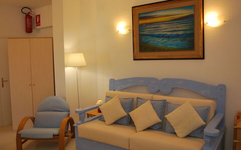 Marina Di Castagneto: Pièce, Meubles, Propriété, Salon, Design Intérieur, Mur, Canapé, Confort, Table, Suite
