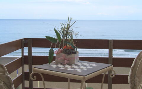 Appartamento - Le Finestre: Meubles, Table, Propriété, Vacances, Balcon, Tableau De Plein Air, Océan, Mobilier De Jardin, Mer, Pièce