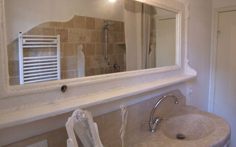 Villa Pineta: Salle De Bains, Propriété, Pièce, Armoire De Toilette, Mur, Baignoire, Luminaire Plomberie, Tuile, Accessoire Salle De Bain, Évier