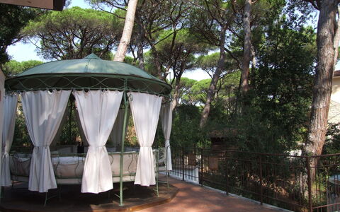 Villa Pineta: Belvédère, Pavillon, Canopée, Ombre, Arbre, Tente, Bâtiment, Structure En Plein Air
