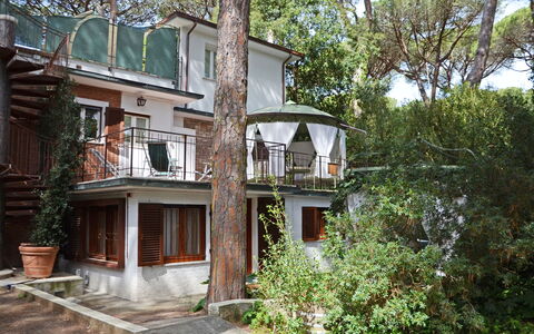Villa Pineta: Domicile, Chalet, Porche, Balcon, Biens, Ombre, Cour, Arrière-Cour, Structure En Plein Air, Hacienda