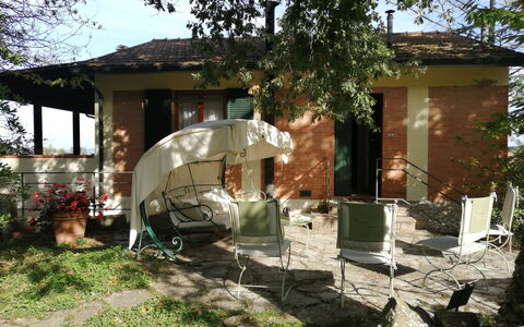 Villa La Quercia: Meubles, Chaise, Mobilier De Jardin, Table, Ombre, Arrière-Cour, Tableau De Plein Air, Jardin, Chalet, Parapluie