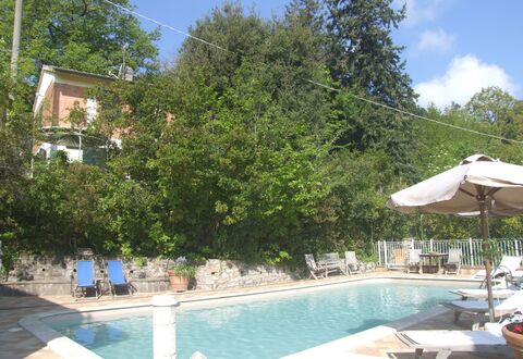 Villa La Quercia: L'Eau, Plante, Ciel, Bâtiment, Nuage, Bleu Azur, Piscine, Arbre, Mobilier De Jardin, Ombre