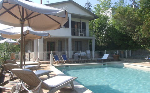 Villa Il Castagno: L'Eau, Propriété, Plante, Ciel, Piscine, Bleu Azur, Ombre, Mobilier De Jardin, Chaise, Design Intérieur