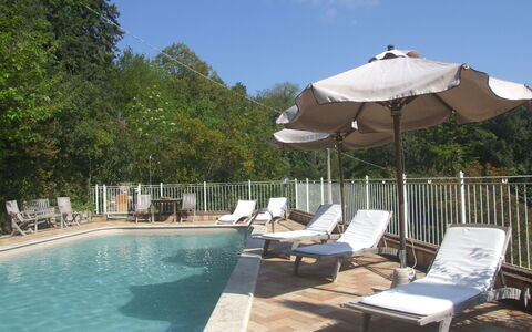 Villa Il Castagno: L'Eau, Ciel, Plante, Meubles, Piscine, Parapluie, Mobilier De Jardin, Ombre, Arbre, Bâtiment