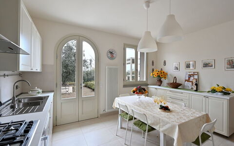 Villa Gaville: Cabinetry, Comptoir, Meubles, Propriété, Table, Cuisine, Evier, Évier, Design Intérieur, Bois