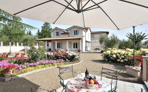 Villa Gaville: Plante, Fleur, Propriété, Bâtiment, Botanique, Pot De Fleur, Chaise, Arbre, Fenêtre, Table